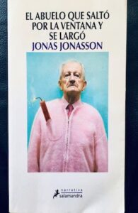 Lee más sobre el artículo El abuelo que saltó por la ventana y se largó de Jonas Jonasson